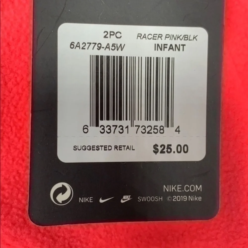NWT. NIKE Infant Hat & Gloves